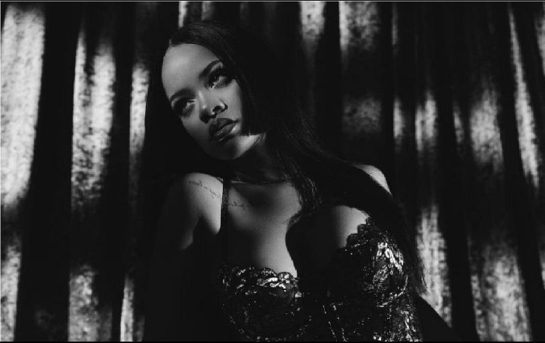 Dos fotos a color en las que Rihanna aparece en una cama, se llevaron los halagos de los cibernautas, quienes reafirman que Rihanna es 