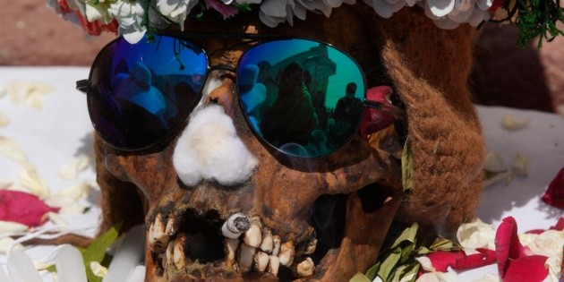 Bolivia: The country worships human skulls and forgotten souls with coca and candles