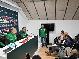 Gerardo “Tata” Martíno (al centro de la mesa), durante su encuentro con los medios en Girona, donde afirmó su intención de llevar a Raúl Jiménez a Qatar. IMAGO7