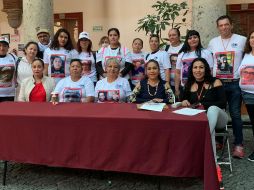 Integrantes del Colectivo Luz de Esperanza se manifestaron frente al Congreso de Jalisco este miércoles. ESPECIAL