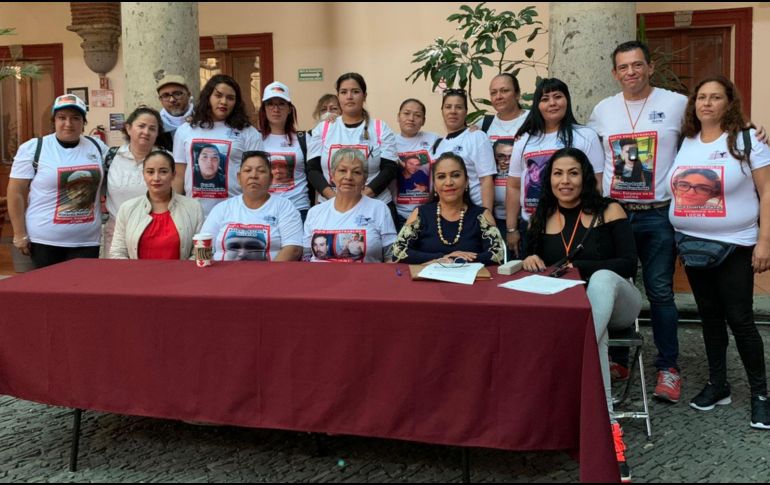 Integrantes del Colectivo Luz de Esperanza se manifestaron frente al Congreso de Jalisco este miércoles. ESPECIAL