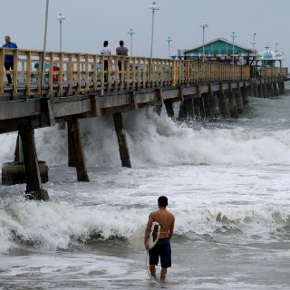 "Nicole" se convierte en huracán, algo inusual en noviembre, y se dirige a Florida