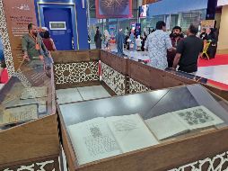 En el pasillo principal de la feria hay dos exposiciones de manuscritos y libros de la antigua Biblioteca Ambrosiana. EL INFORMADOR/ K. Esparza