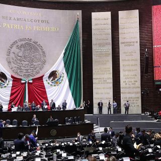 Diputado lanza aviones de juguete y vaticina "fracaso" para megaobras de López Obrador