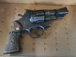 El alumno de tercero de secundaria portaba el arma con cachas de madera de la marca Smith and Wesson. ESPECIAL/FGR
