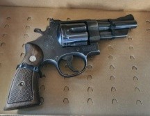 El alumno de tercero de secundaria portaba el arma con cachas de madera de la marca Smith and Wesson. ESPECIAL/FGR