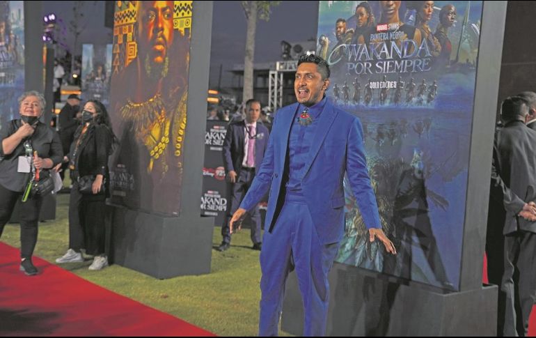El actor se muestra sorprendido durante su paso por la alfombra roja de “Black Panther: Wakanda Forever”. AP
