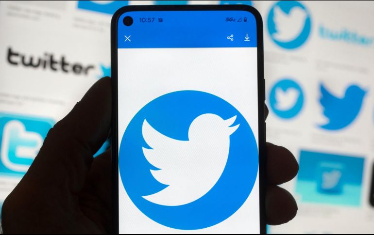 Durante la noche de ayer jueves, la marca gris de Twitter volvió a aparecer, al menos en algunas cuentas, incluyendo de grandes compañías. AP / ARCHIVO