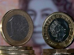 Por su parte, el Banco Central Europeo (BCE) fijó el cambio de referencia del euro en 1.0308 dólares. AFP/ ARCHIVO