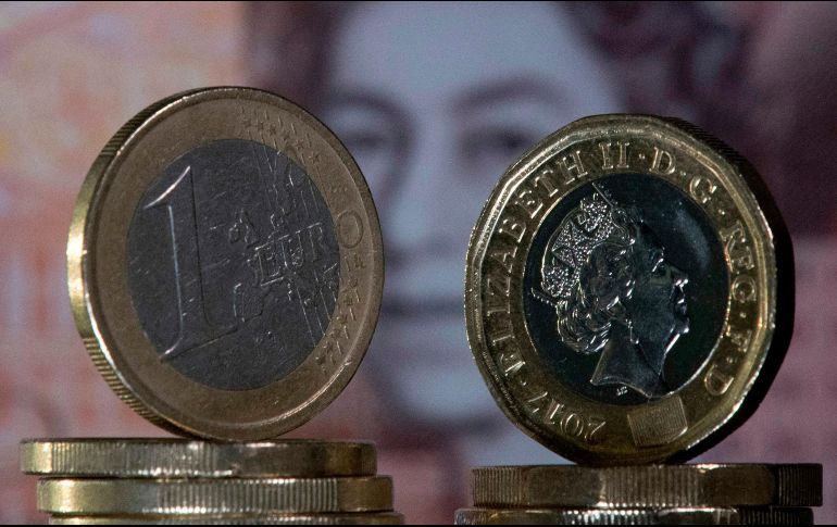 Por su parte, el Banco Central Europeo (BCE) fijó el cambio de referencia del euro en 1.0308 dólares. AFP/ ARCHIVO