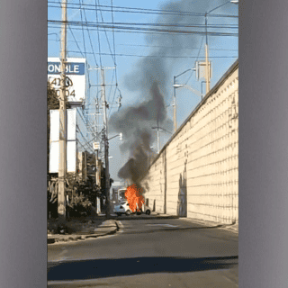 ¡Ahora en Celaya! Realizan bloqueos con autos incendiados (VIDEO)