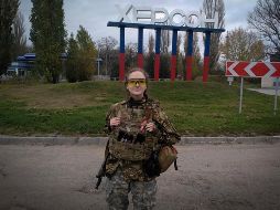 Una soldado ucraniana posa para una fotografía en un punto de la ciudad de Jersón. AP / Dagaz