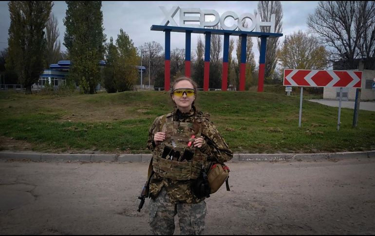 Una soldado ucraniana posa para una fotografía en un punto de la ciudad de Jersón. AP / Dagaz
