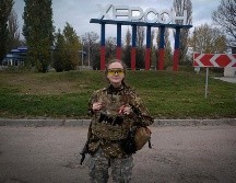 Una soldado ucraniana posa para una fotografía en un punto de la ciudad de Jersón. AP / Dagaz