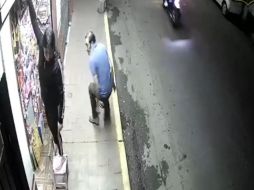 Ladrón se queda con las manos vacías pues roba bolso y se le cae a medio camino. TWITTER/@QuePocaMadreMex