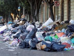 Los funcionarios municipales de Oaxaca han buscado desesperadamente un nuevo sitio para arrojar la basura que se está acumulando en calles, medianas de tráfico y parques. SUN