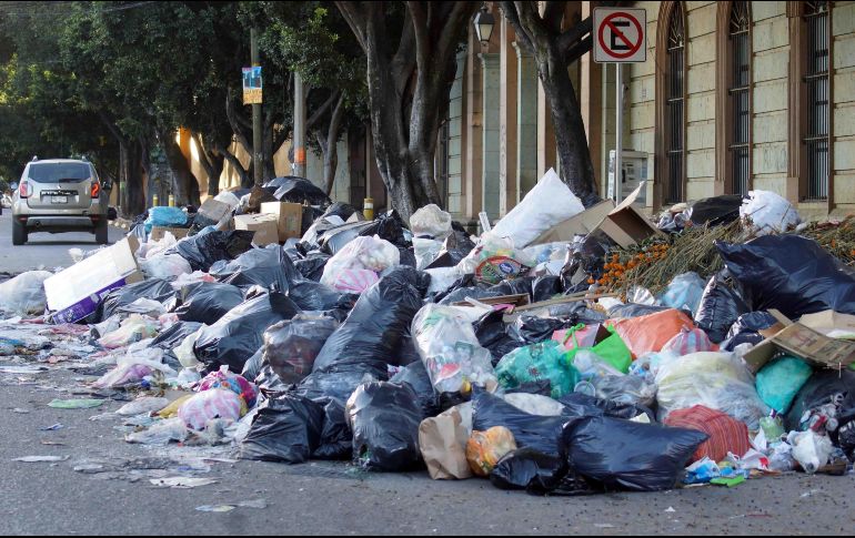 Los funcionarios municipales de Oaxaca han buscado desesperadamente un nuevo sitio para arrojar la basura que se está acumulando en calles, medianas de tráfico y parques. SUN