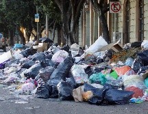 Los funcionarios municipales de Oaxaca han buscado desesperadamente un nuevo sitio para arrojar la basura que se está acumulando en calles, medianas de tráfico y parques. SUN