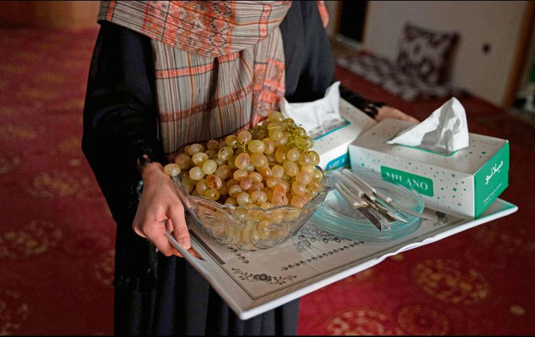 En la foto se pueden ver las manos de una joven afgana que fue obligada a casarse con un hombre mayor. AFP