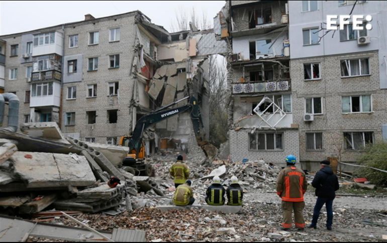 Unidades de rescate de Ucrania limpian los escombros de un edificio dañado por bombardeos rusos el viernes 11 de noviembre. EFE / STR