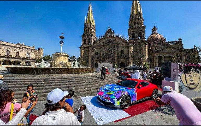 Tapatíos acudieron a la plaza Guadalajara en la espera de poder presenciar los autos intervenidos la noche del pasado viernes en la inauguración de la exhibición. EL INFORMADOR / A. Navarro