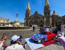 Tapatíos acudieron a la plaza Guadalajara en la espera de poder presenciar los autos intervenidos la noche del pasado viernes en la inauguración de la exhibición. EL INFORMADOR / A. Navarro