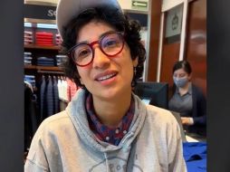 La cantante confesó sentirse liberada tras comprar un traje azul, corbata roja y un moño negro, además de un bóxer. ESPECIAL/CAPTURA DE VIDEO