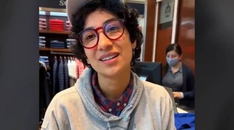 La cantante confesó sentirse liberada tras comprar un traje azul, corbata roja y un moño negro, además de un bóxer. ESPECIAL/CAPTURA DE VIDEO