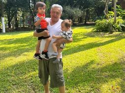 En su cuenta de Twitter, López Obrador subió una fotografía en donde se le observa con sandalias y bermudas. TWITTER/@lopezobrador_