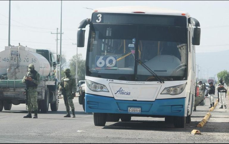 Soldados del Ejercito Mexicano y de la Guardia Nacional vigilan el lugar de los hechos donde quemaron varios autos en Celaya. EFE/L. Ramírez