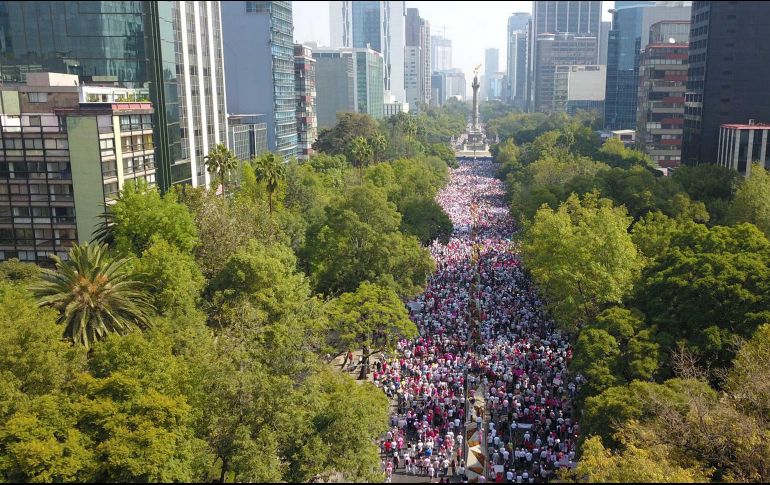 Al término del mitin, los asistentes entonaron en Himno Nacional, y se comprometieron a realizar tareas de difusión en contra de la reforma del INE. SUN / D. Prado