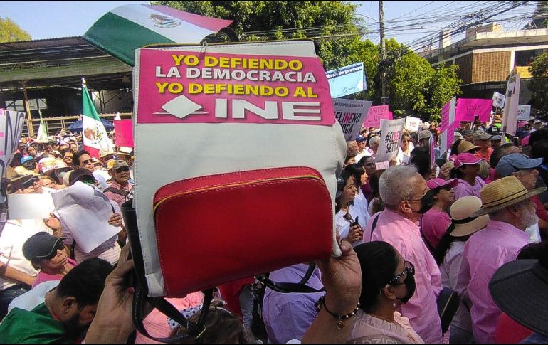 Miles de personas han salido a las calles de la CDMX. EL INFORMADOR / C. Zepeda