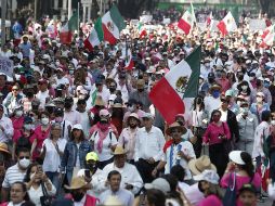 De acuerdo con información de Protección Civil y Bomberos Guadalajara y de organizadores en Jalisco, a la manifestación en la Junta Local del INE acudieron al menos 10 mil personas. EFE / M. Guzmán