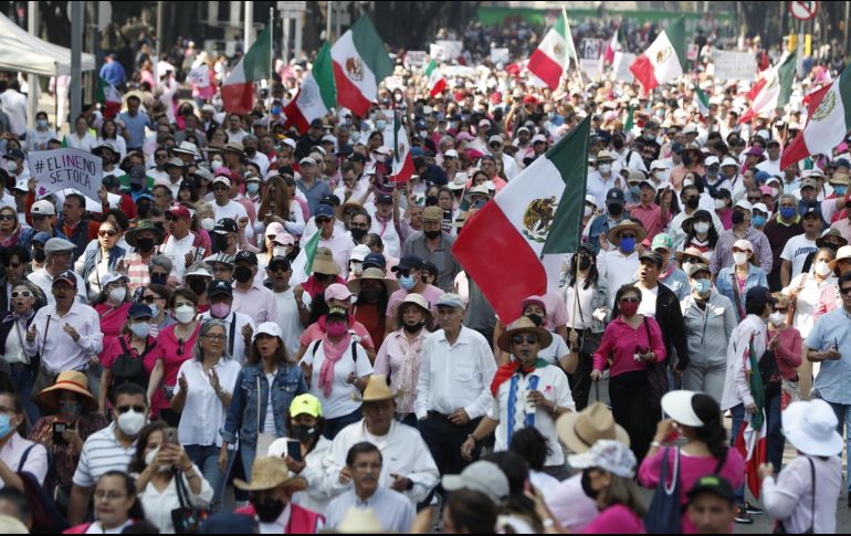 De acuerdo con información de Protección Civil y Bomberos Guadalajara y de organizadores en Jalisco, a la manifestación en la Junta Local del INE acudieron al menos 10 mil personas. EFE / M. Guzmán