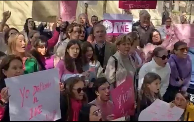 Incluso en Madrid los mexicanos se manifestaron. ESPECIAL/Twitter