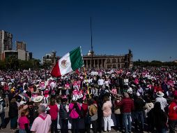 Varios simpatizantes de López Obrador se encontraban afuera de Palacio de Gobierno, entre ellos una mujer que discutía con una joven sobre la educación de México. EFE / M. Sierra