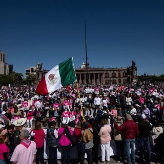 Simpatizantes del INE y de López Obrador discuten durante marcha contra la reforma electoral (VIDEO)