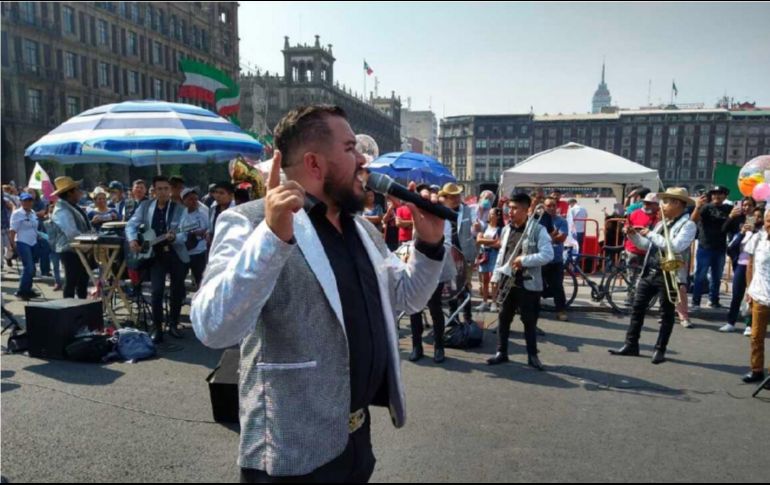 Fueron cerca de una centena de personas las que se reunieron, entre ellos una agrupación musical quienes interpretaron algunas canciones y dedicaron unas palabras. SUN / J. Cortés