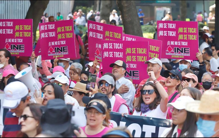 La tarde del domingo se manifestaron miles de personas en contra de la reforma electoral. EL UNIVERSAL
