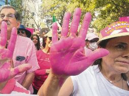 A las personas se les pidió mostrar apoyo al INE con color rosa. EL INFORMADOR/ C. Zepeda