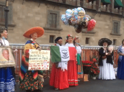 Frente a Palacio Nacional y vestidas como 