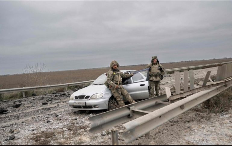 El presunto militar vestido de civil fue capturado por militares ucranianos en la ciudad de Jerson, la cual recién acababa de ser reconquistada el pasado viernes. AFP