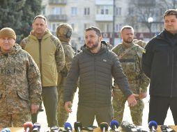 Zelenski mantuvo un minuto de silencio en recuerdo a los caídos. Subrayó que el Ejército ucraniano está liberando 