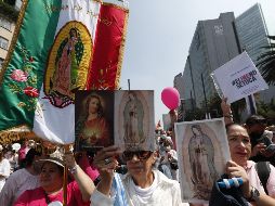 Manifestantes participan con banderas de México, banderines, mantas, pancartas y playeras con leyendas en defensa del INE, y hasta pendones con la imagen de la Virgen de Guadalupe. EFE / M. Guzmán