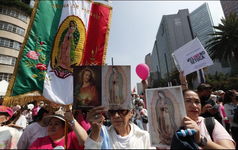 Manifestantes participan con banderas de México, banderines, mantas, pancartas y playeras con leyendas en defensa del INE, y hasta pendones con la imagen de la Virgen de Guadalupe. EFE / M. Guzmán
