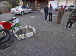 Varios palestinos se paran junto al lugar donde las fuerzas israelíes dispararon contra la joven, en la ciudad de Beitunia, cerca de la ciudad de Ramalá. AFP/A. Momani