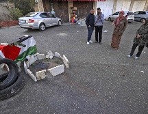 Varios palestinos se paran junto al lugar donde las fuerzas israelíes dispararon contra la joven, en la ciudad de Beitunia, cerca de la ciudad de Ramalá. AFP/A. Momani