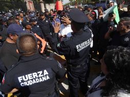 El hecho ocurrió luego de que los normalistas robaran varios vehículos y bloquearan, junto con habitantes, la carretera libre Pátzcuaro-Cherán. SUN/ARCHIVO