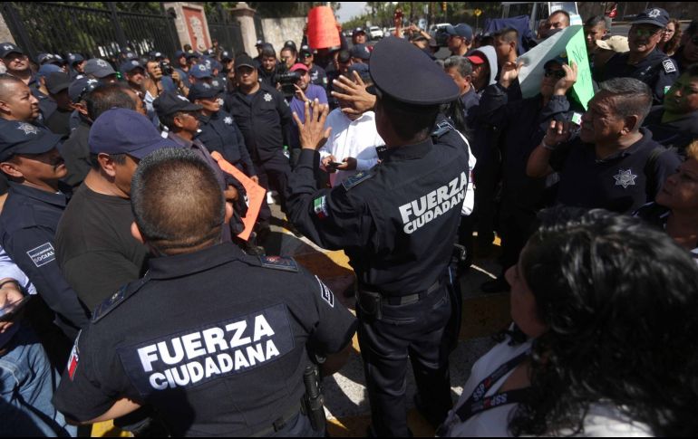 El hecho ocurrió luego de que los normalistas robaran varios vehículos y bloquearan, junto con habitantes, la carretera libre Pátzcuaro-Cherán. SUN/ARCHIVO