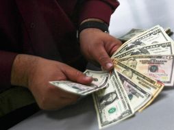 El precio máximo a la venta de la divisa estadounidense es de 19.81 pesos por dólar y el mínimo a la compra es de 18.20. NTX / ARCHIVO